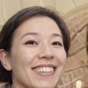 Lächelnde Kundin – positive ThinKIQ Kundenbewertung zu KI Telefonassistent und Kundensupport