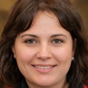 Lächelnde Kundin – positive Bewertung zu ThinKIQ KI Telefonassistent und Kundensupport in der Schweiz