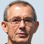 Zufriedener Kunde mit Brille – Referenzbild für ThinKIQ KI Telefonassistent und Kundensupport