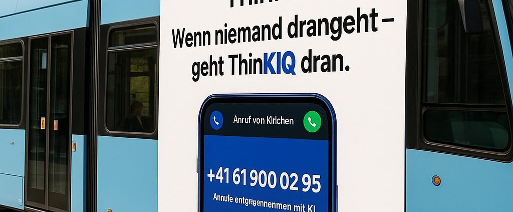 Tram in der Schweiz mit ThinKIQ Werbebanner – Slogan ‚Wenn niemand drangeht, geht ThinKIQ dran‘ – Hinweis auf KI-Telefonassistenz als Frühwarnsystem gegen Stress und Überlastung