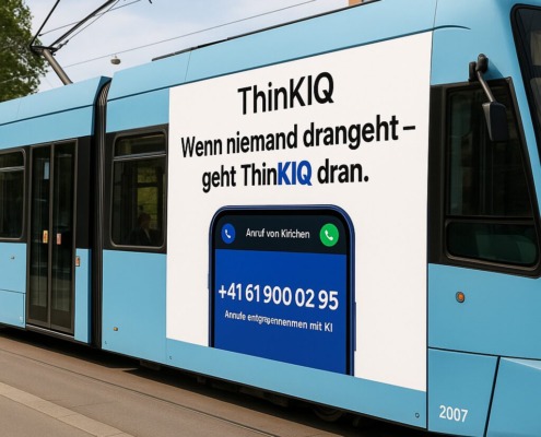 Tram in der Schweiz mit ThinKIQ Werbebanner – Slogan ‚Wenn niemand drangeht, geht ThinKIQ dran‘ – Hinweis auf KI-Telefonassistenz als Frühwarnsystem gegen Stress und Überlastung