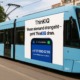 Tram in der Schweiz mit ThinKIQ Werbebanner – Slogan ‚Wenn niemand drangeht, geht ThinKIQ dran‘ – Hinweis auf KI-Telefonassistenz als Frühwarnsystem gegen Stress und Überlastung