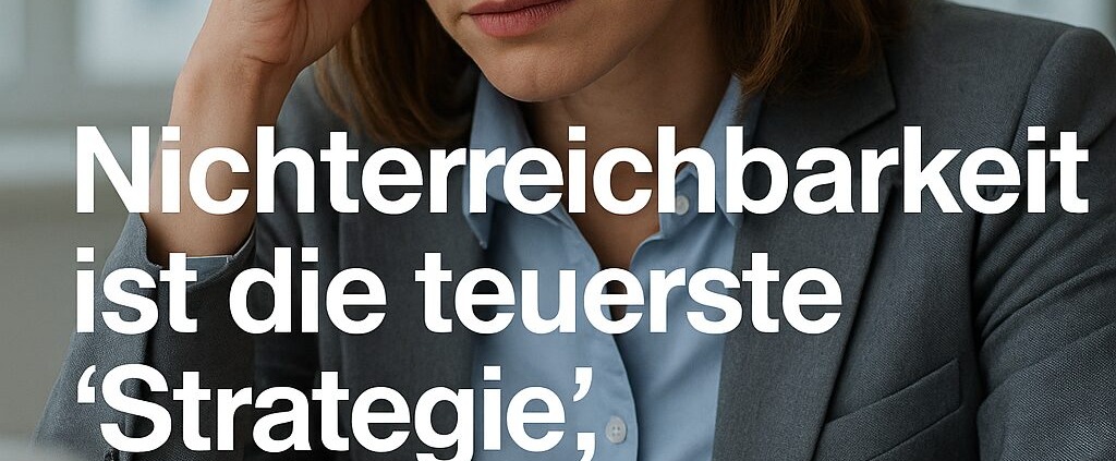 Gestresste Geschäftsfrau vor dem Laptop – Symbolbild für Nichterreichbarkeit und entgangene Chancen im Kundenservice – ThinKIQ Hinweis auf hohe Kosten durch verpasste Anrufe