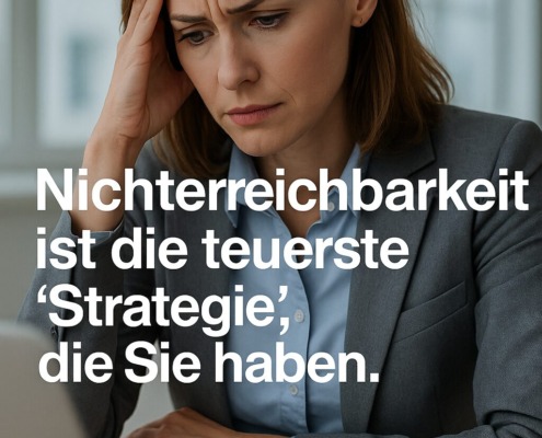 Gestresste Geschäftsfrau vor dem Laptop – Symbolbild für Nichterreichbarkeit und entgangene Chancen im Kundenservice – ThinKIQ Hinweis auf hohe Kosten durch verpasste Anrufe