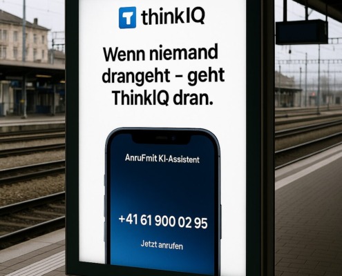 Werbetafel am Schweizer Bahnhof mit ThinKIQ-Botschaft ‘Wenn niemand drangeht – geht ThinKIQ dran’ und Smartphone-Display mit KI-Telefonnummer – Fokus auf automatische Anrufannahme für Unternehmen