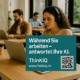 Personen arbeiten konzentriert im Co-Working-Space, während ein Werbeoverlay von ThinKIQ zeigt, dass die KI Anrufe beantwortet – Symbol für mehr Fokus und Erreichbarkeit in Schweizer Unternehmen